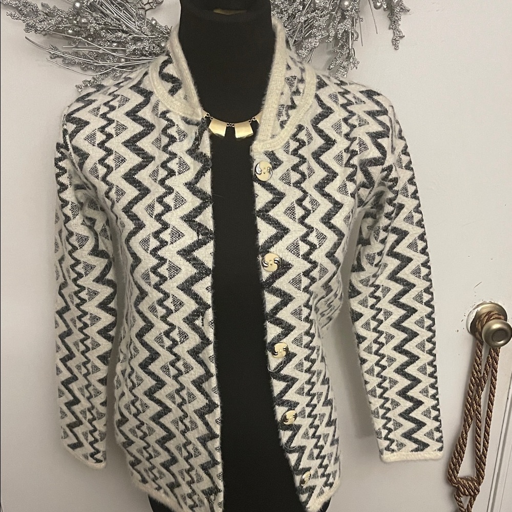 Chic Zigzag Patterned Blazer - image 1